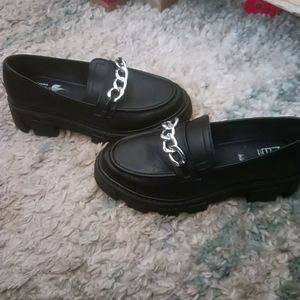 No boundaries black leather loafers